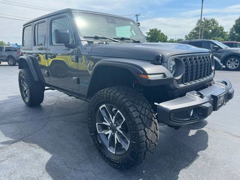 Used 2024 Jeep Wrangler Unlimited w/ Convenience Group AWD/4WD image 15