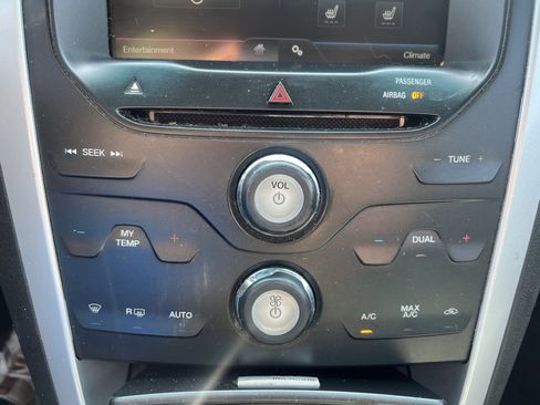 Used 2014 Ford Explorer XLT w/ Equipment Group 202A image 24