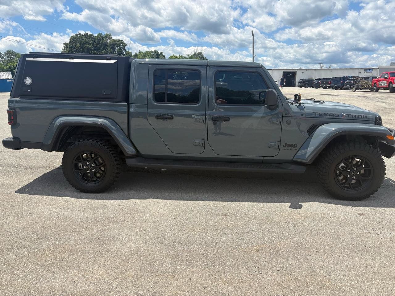 Used 2025 Jeep Gladiator Sport AWD/4WD image 2