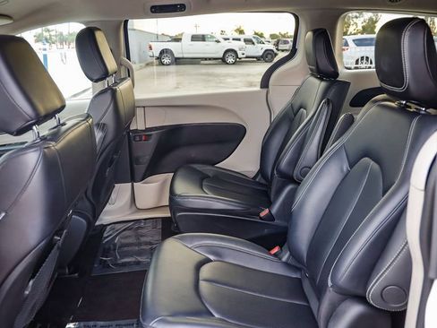 Certified 2024 Chrysler Pacifica Select image 19