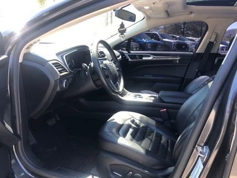 Used 2017 Ford Fusion SE w/ Fusion SE Technology Package image 6