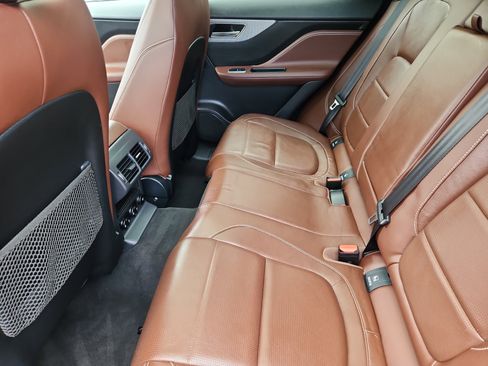 Used 2019 Jaguar F-PACE S image 5