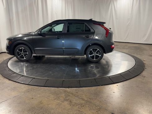Certified 2025 Kia Niro EX image 7
