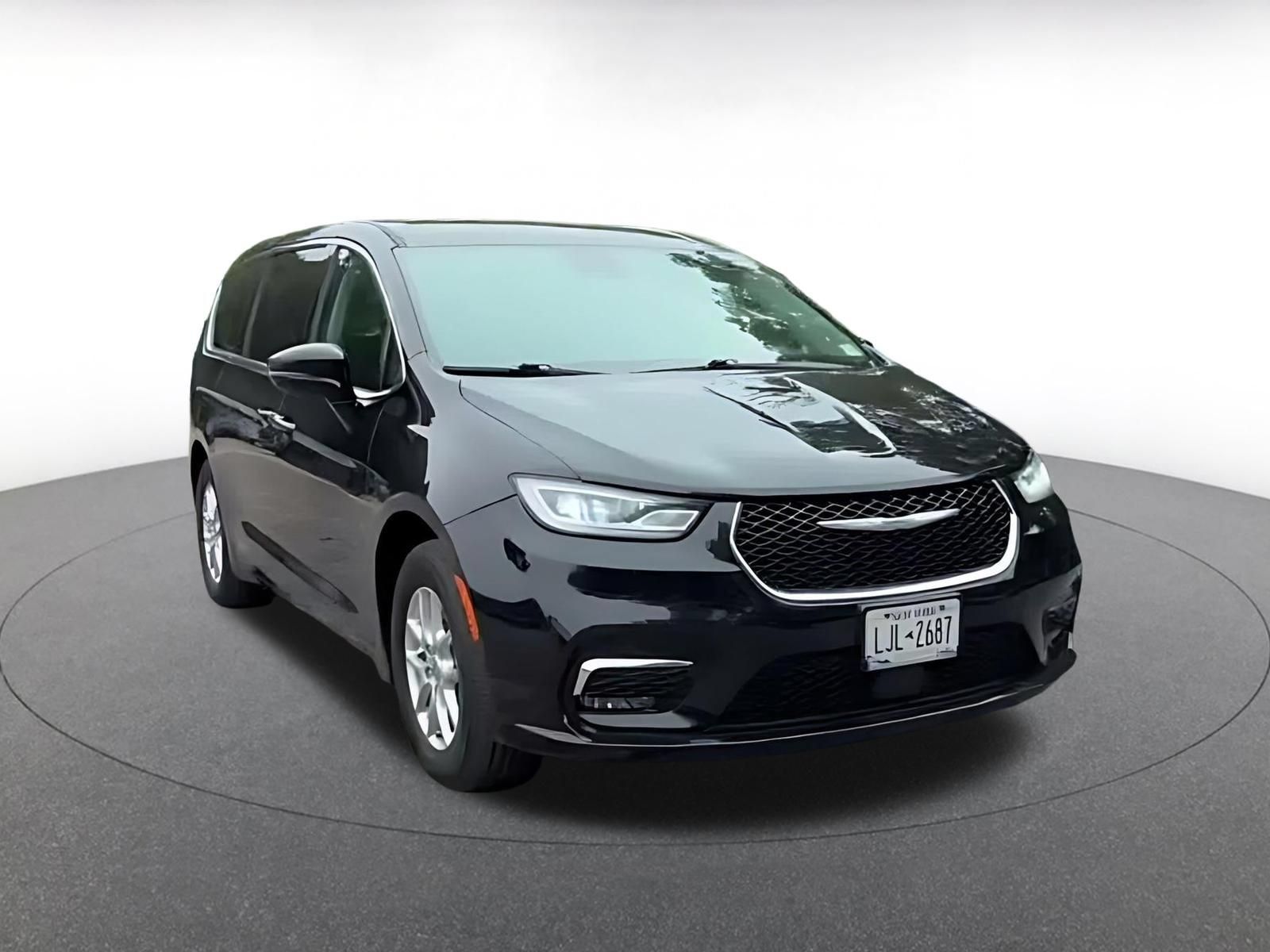 Used 2024 Chrysler Pacifica Touring-L FWD image 3