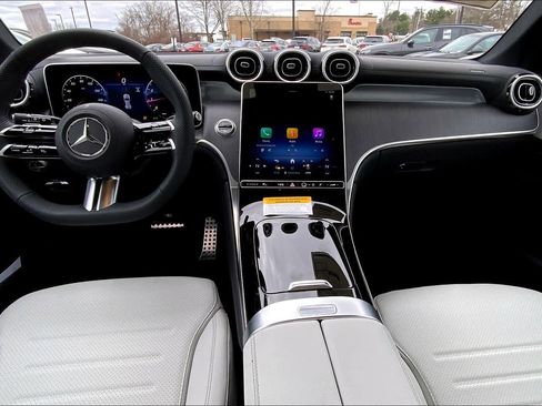 Used 2025 Mercedes-Benz GLC 300 4MATIC image 8