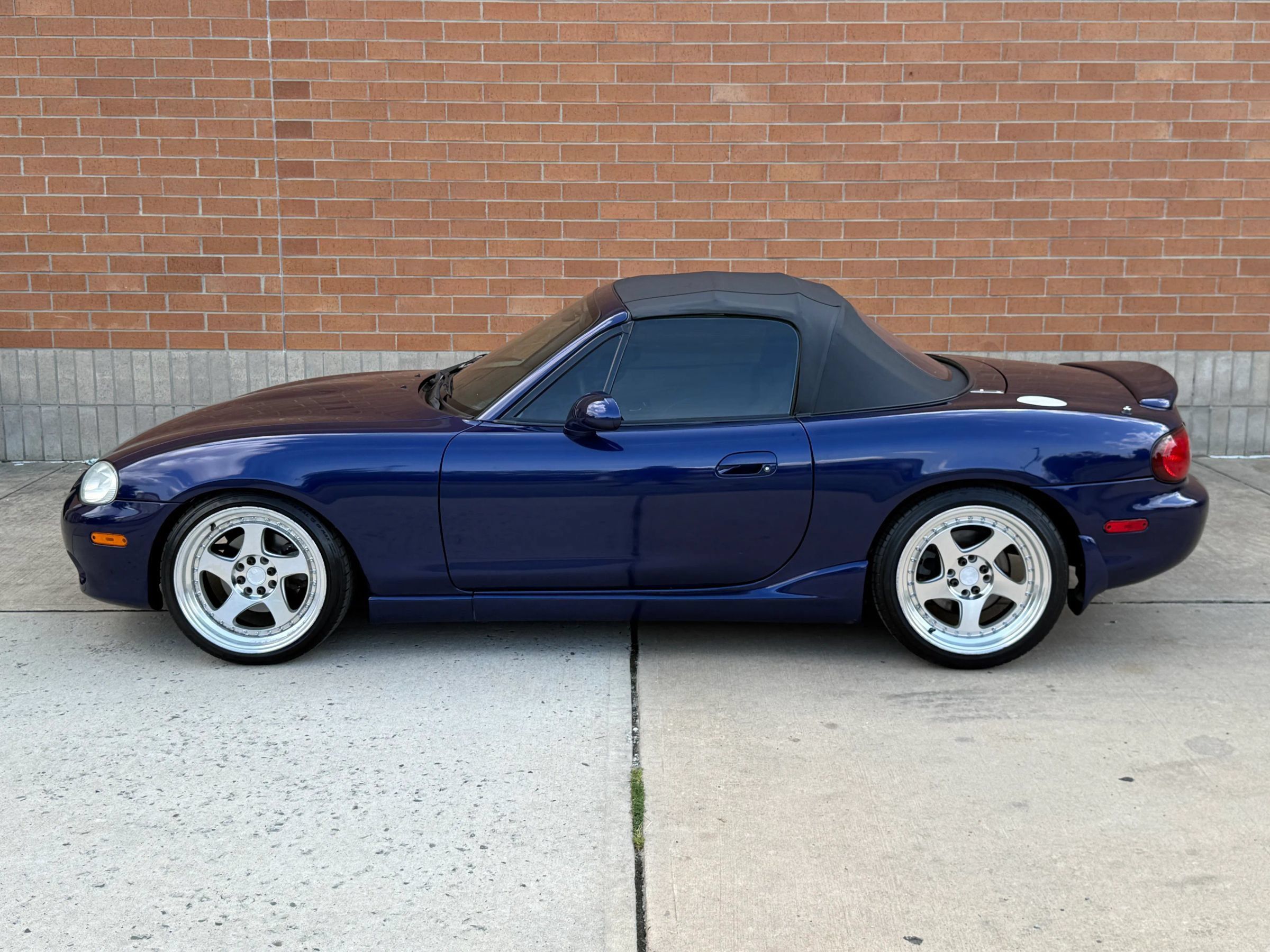 Used 2004 MAZDA MX-5 Miata LS w/ Sports Look Appearance Pkg RWD image 6