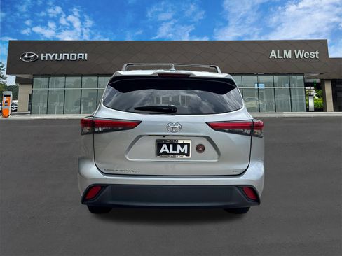 Used 2021 Toyota Highlander LE FWD image 6