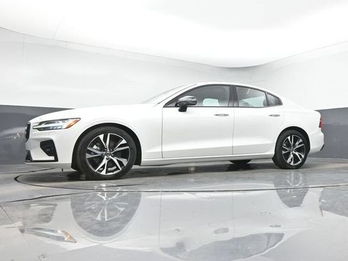 Used 2025 Volvo S60 B5 Core FWD image 13