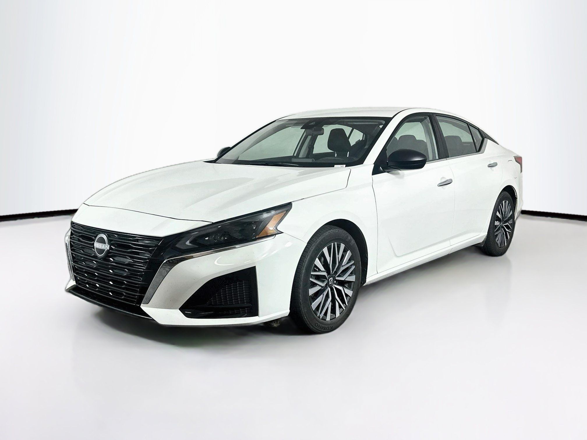 Used 2025 Nissan Altima 2.5 SV FWD image 3