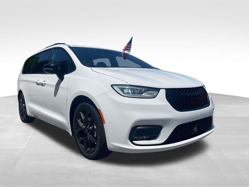 Used 2025 Chrysler Pacifica Limited FWD image 3