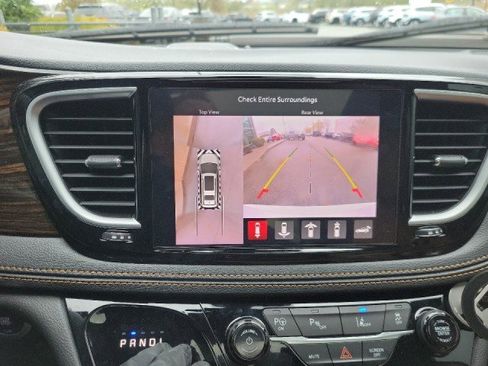 Used 2023 Chrysler Pacifica Pinnacle image 10