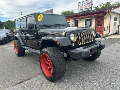 Used 2016 Jeep Wrangler Unlimited Sahara w/ Dual Top Group AWD/4WD image 3