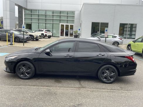 Used 2022 Hyundai Elantra Blue FWD image 2