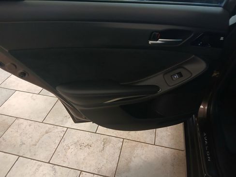 Used 2019 Toyota Avalon XSE image 21