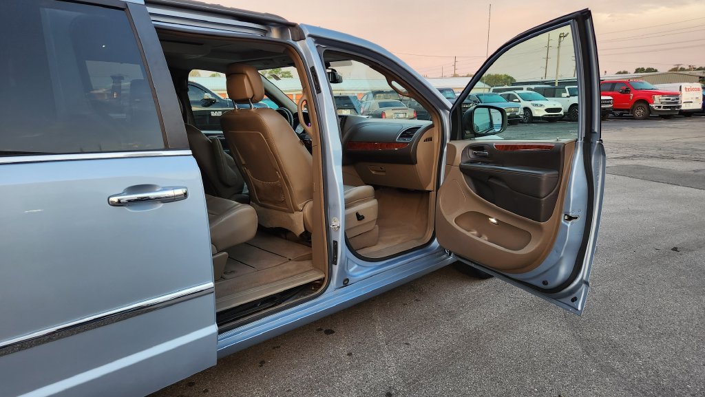 Used 2012 Chrysler Town & Country Touring-L w/ Entertainment Group #2 FWD image 5