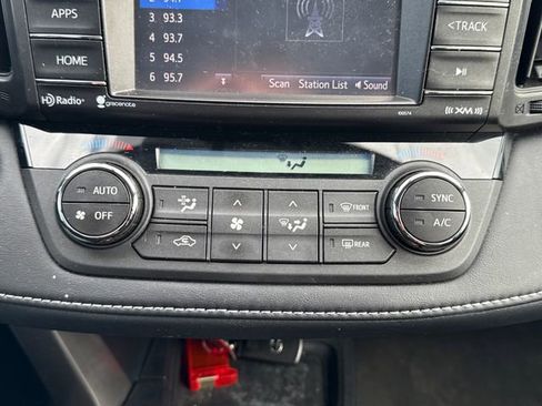 Used 2016 Toyota RAV4 XLE AWD/4WD image 32
