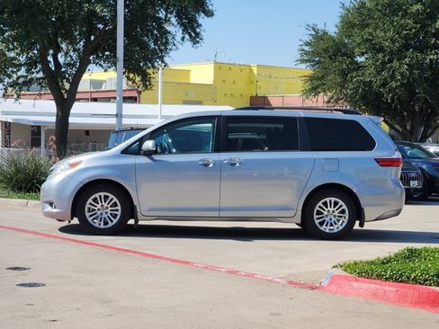 Used 2017 Toyota Sienna XLE Premium image 4