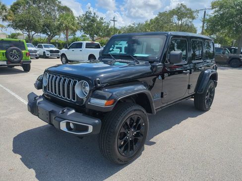 Used 2025 Jeep Wrangler Unlimited Sahara w/ Safety Group AWD/4WD image 10
