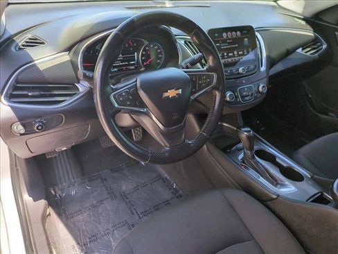 Used 2017 Chevrolet Malibu LT FWD image 10