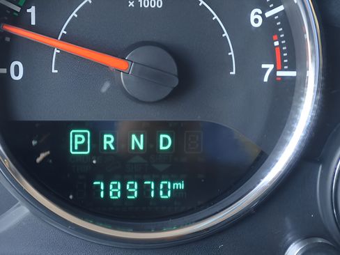 Used 2015 Jeep Wrangler Unlimited Sahara w/ Connectivity Group AWD/4WD image 9