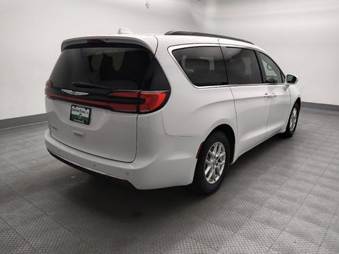 Used 2022 Chrysler Pacifica Touring-L FWD image 9