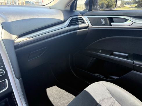 Used 2019 Ford Fusion SE FWD image 22