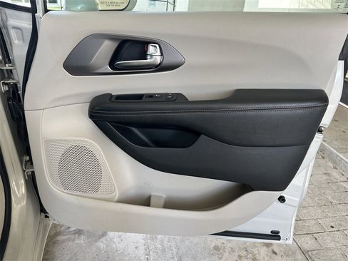 Used 2020 Chrysler Pacifica Touring image 33