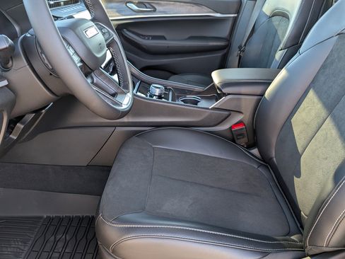 New 2026 Jeep Grand Cherokee Altitude AWD/4WD image 8