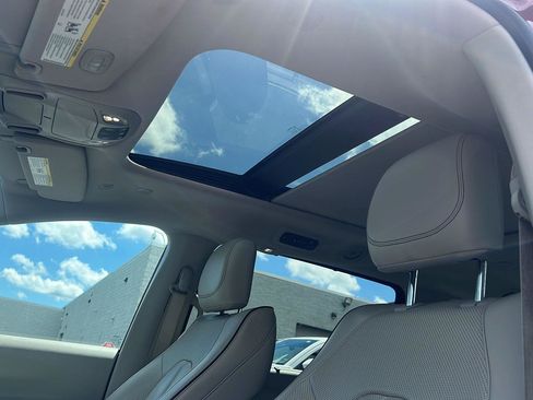 Used 2019 Chrysler Pacifica Limited w/ Advanced Safetytec Group FWD image 5