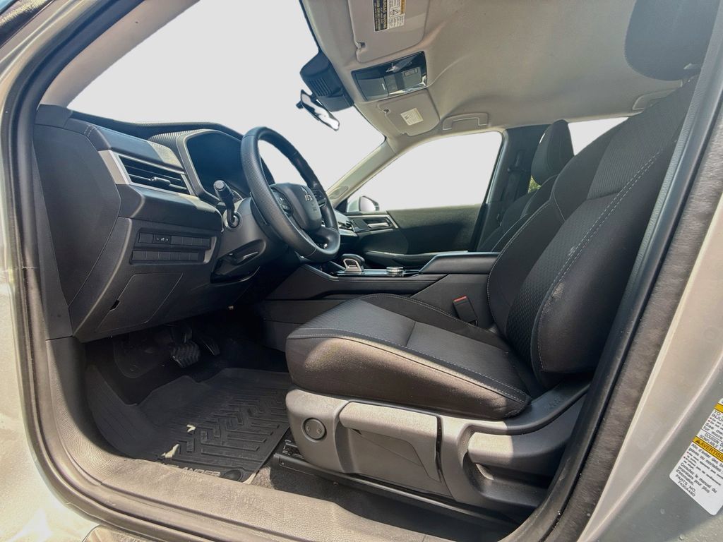 Used 2025 Mitsubishi Outlander ES FWD image 22