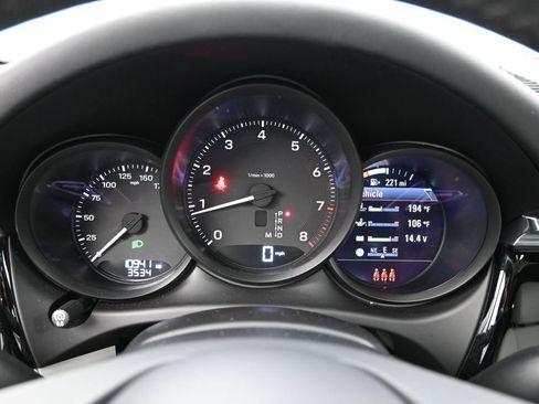 Certified 2025 Porsche Macan AWD/4WD image 19