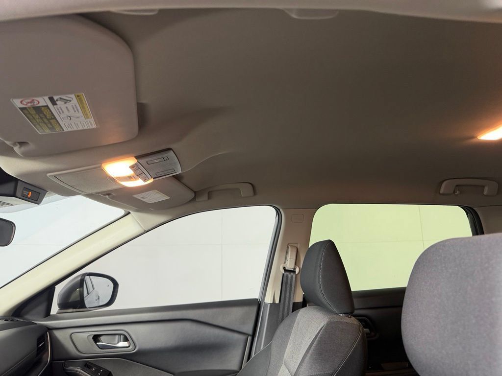 Used 2025 Nissan Rogue SV AWD/4WD image 15
