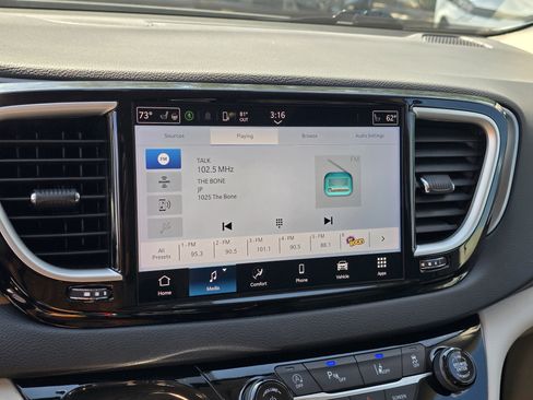 Used 2024 Chrysler Pacifica Touring-L FWD image 23