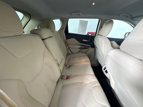 Used 2020 Jeep Cherokee Latitude w/ Advanced Safety Group FWD image 39