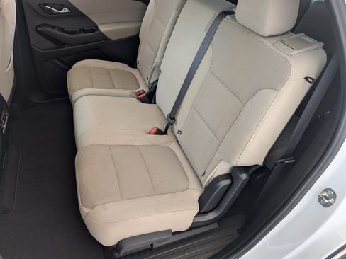Used 2023 Chevrolet Traverse LS FWD image 17