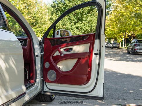 Used 2019 Bentley Bentayga image 50