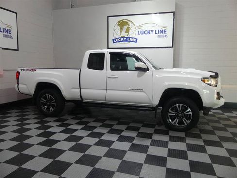 Used 2018 Toyota Tacoma TRD Sport AWD/4WD image 6