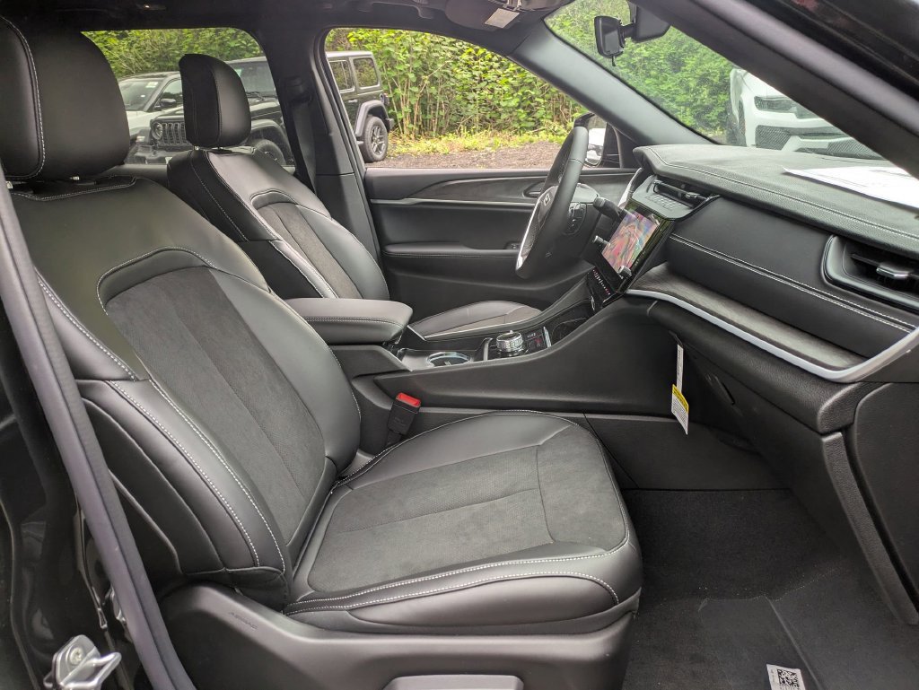 New 2026 Jeep Grand Cherokee Altitude AWD/4WD image 30