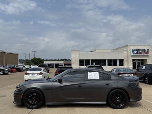 Used 2018 Dodge Charger R/T RWD image 3