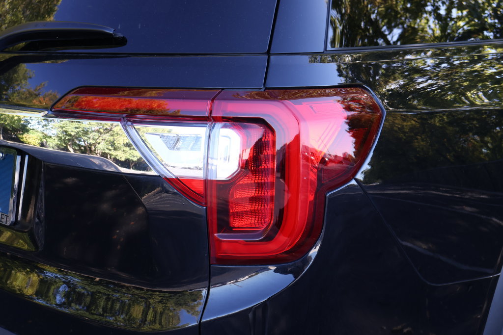Certified 2023 GMC Acadia SLE w/ Driver Convenience Package FWD image 8