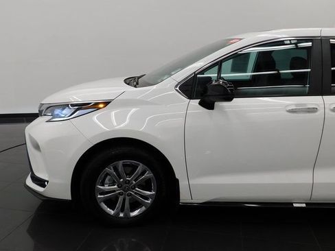 Used 2023 Toyota Sienna XSE image 17