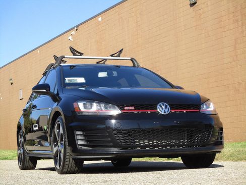 Used 2017 Volkswagen GTI SE FWD image 11