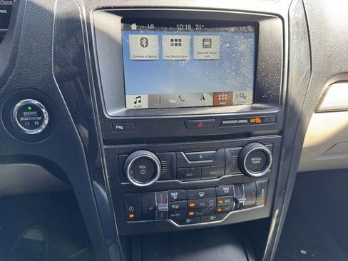Used 2018 Ford Explorer XLT w/ Equipment Group 202A AWD/4WD image 12