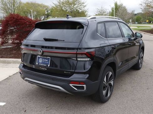 Used 2025 Volkswagen Taos SE w/ Panoramic Sunroof Package AWD/4WD image 3