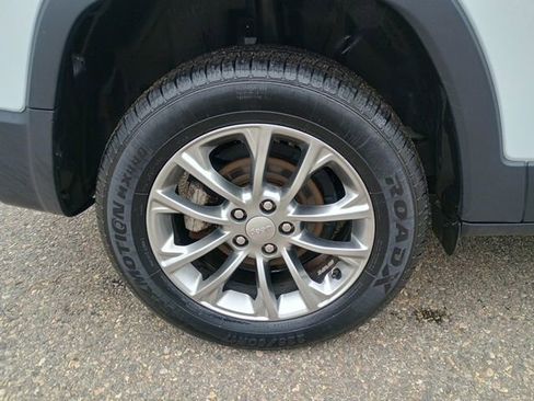 Used 2020 Jeep Cherokee Latitude Plus FWD image 11