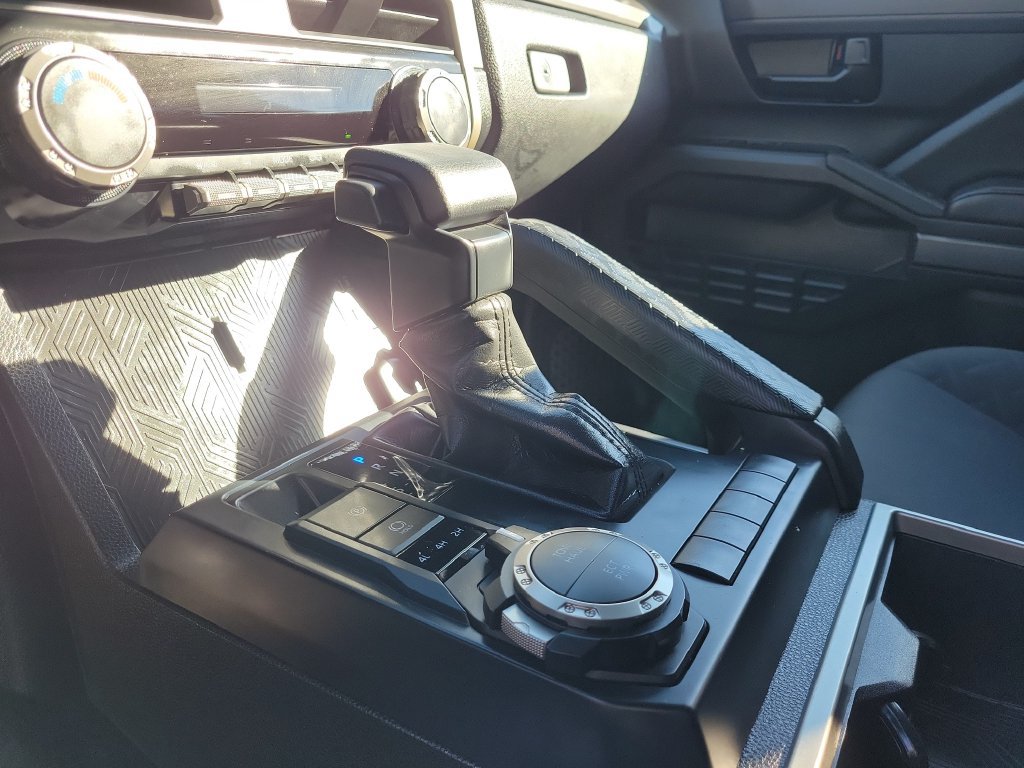 Used 2025 Toyota Tacoma SR5 AWD/4WD image 32