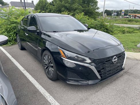 Used 2023 Nissan Altima 2.5 SV FWD image 1