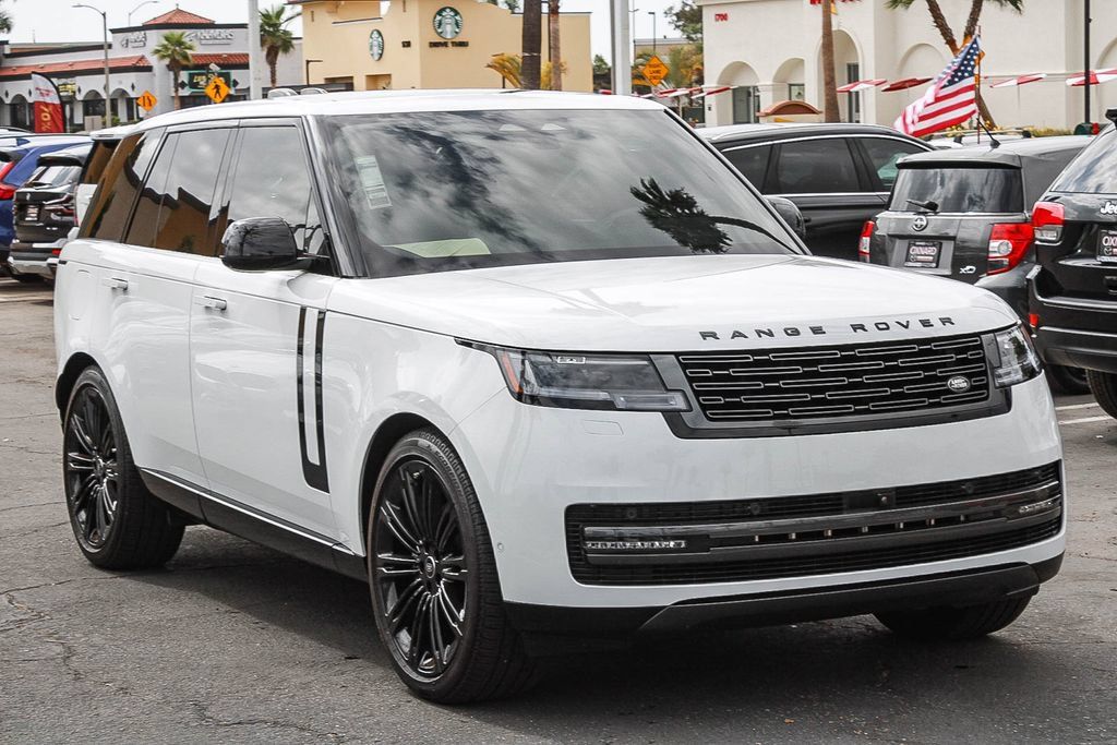 Used 2025 Land Rover Range Rover SE AWD/4WD image 3