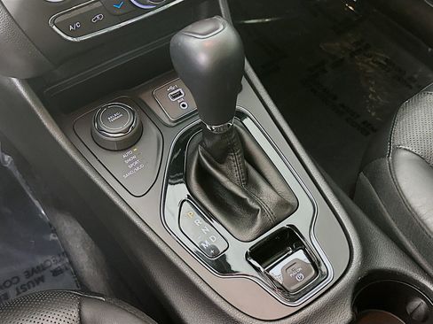 Used 2019 Jeep Cherokee Limited image 17