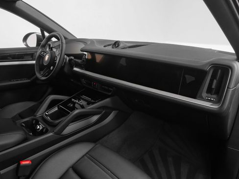 Certified 2025 Porsche Cayenne Coupe image 20